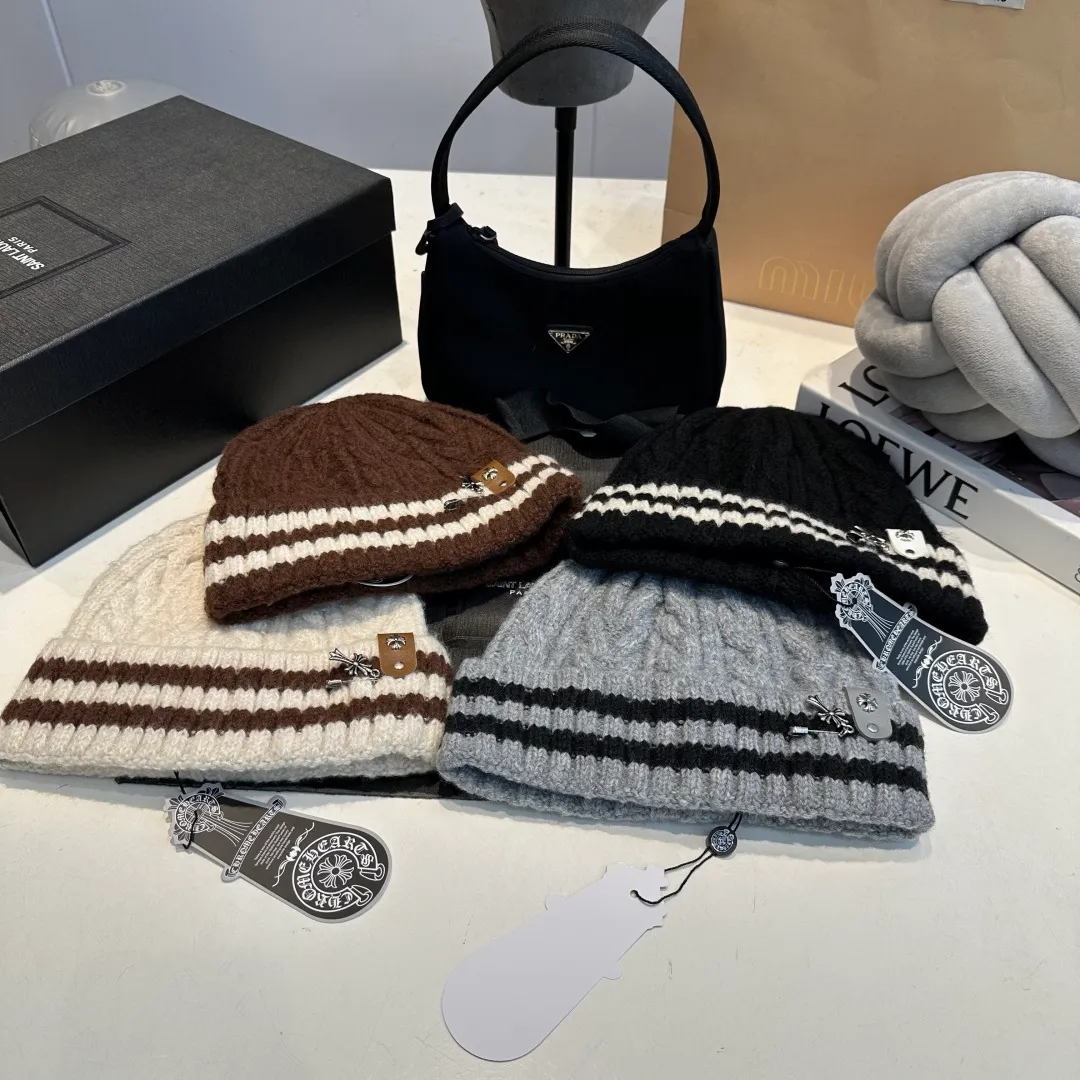 P56 Crow Heart Autumn and Winter Wool Knitted Beanie This must be a favorite of minimalism. It is clean, neat, fashionable and versatile, and will definitely not be picky about your face shape! A fashionable classic that lasts forever! Fashionable black and white can be purchased together!